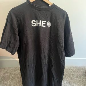 Darc Sport Her Grit “Pump Cover” Tee in Charcoal